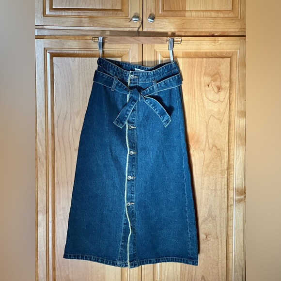 NWOT Q2 Premium Denim BELTED BUTTONED DENIM MAXI SKIRT in Small (4) - Picture 7 of 12